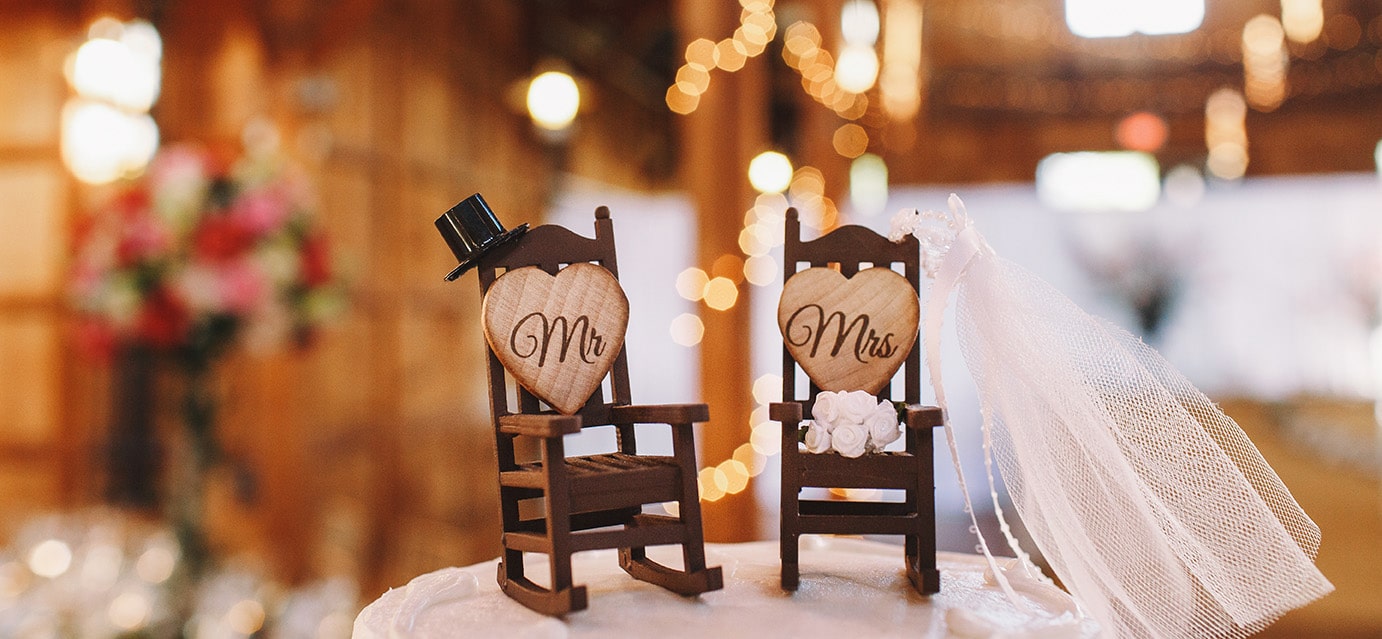 wedding cake decor made two rocking chairs min